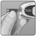 OneTouch - Ultra Mini - Steek een teststrip in om de meter aan te zetten Stap 1 Steek een teststrip in om de meter aan te zetten Stap 1