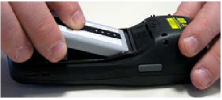 DATALOGIC - Memor X3 - Plaats de batterij - Plaats eerst de bovenkant (contacten) Plaats de batterij - Plaats eerst de bovenkant (contacten)