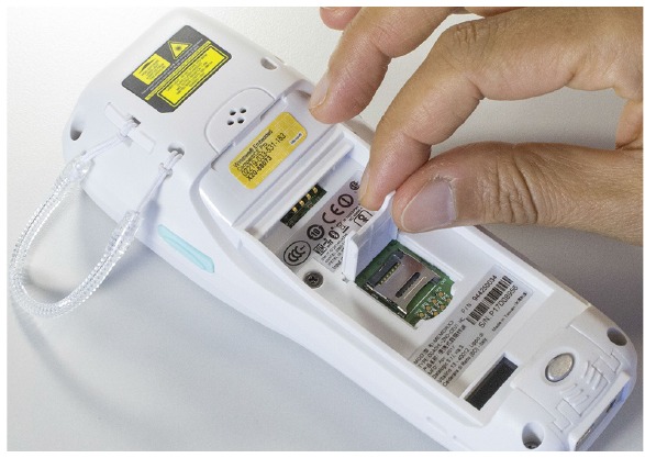 Datalogic - Memor X3 Healthcare - Open de microSD-kaartsleuf door de vergrendelingsplaat omhoog te tillen Open de microSD-kaartsleuf door de vergrendelingsplaat omhoog te tillen