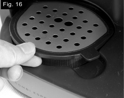 Ufesa - CK7355 - REINIGING & ONDERHOUD - De bewegende delen wassen REINIGING & ONDERHOUD - De bewegende delen wassen