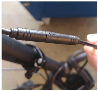 Retrospec - Valen Rev - De elektrische kabel van de lamp aansluiten De elektrische kabel van de lamp aansluiten