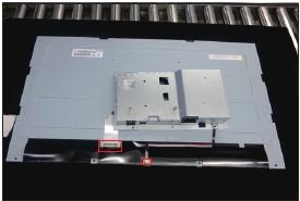 De LVDS-kabel en de lampkabel aansluiten
