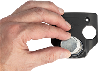 Brady - M211 - Om de magneetaccessoire aan de printer te bevestigen - Stap 1 Om de magneetaccessoire aan de printer te bevestigen - Stap 1