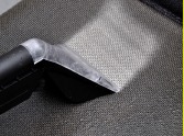 Reinigingsmiddeloplossing opspuiten en afzuigen in één werkgang