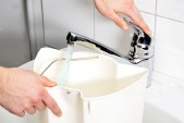 De verswatertank vullen met helder water om het apparaat te spoelen/reinigen