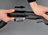 De zuigslang aansluiten op de bocht van het handsproeimondstuk