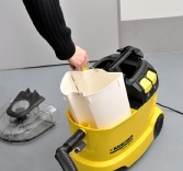 De afvalwatercontainer uit het apparaat verwijderen