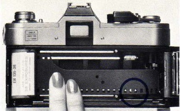 Canon - FTb - Film laden - Stap 4 Film laden - Stap 4