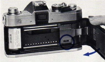 Canon - FTb - Film laden - Stap 5 Film laden - Stap 5