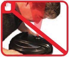 Leun niet met uw gezicht boven de snelkookpan wanneer deze in werking is of stoom/druk ontlaadt