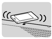 Houd de smartphone dicht bij het systeem totdat de smartphone trilt. Als het niet lukt, beweeg de smartphone dan lichtjes op het N-gemarkeerde deel van het systeem.