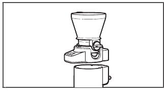 Sifter+Scale hulpstuk gebruiken om ingredi&euml;nten te wegen en in een kom te voeren zonder te zeven