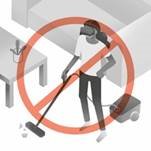 Afbeelding van een persoon die een headset gebruikt en een echte deur probeert te openen.