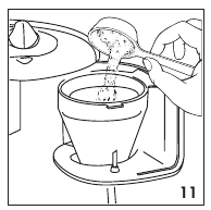 Het plaatsen van de gemalen koffie in de filter