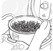Handen met handschoenen die de kookkom hanteren