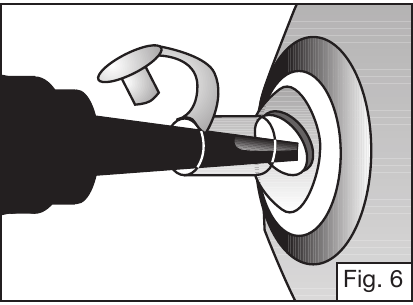 Steek de knijpventieladapter in