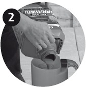 De tank van de Cuprinol Fence Sprayer vullen