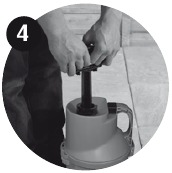 De Cuprinol Fence Sprayer oppompen