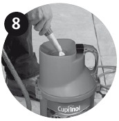 De Cuprinol Fence Sprayer reinigen