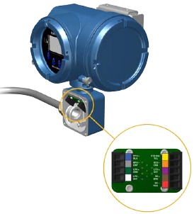 Een transmitter voor afstandsmontage op de sensor aansluiten - Stap 3