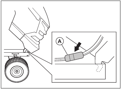 De motorkap en de grillconstructie installeren
