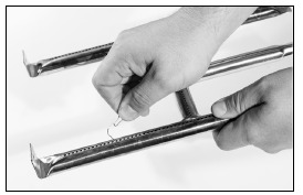 Een paperclip gebruiken om een verstopte branderpoort te reinigen
