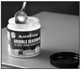 Fles Blackstone-olie voor het inbranden van een bakplaat