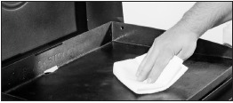 Veeg het oppervlak van de bakplaat schoon met keukenpapier.