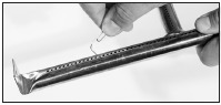 Verstopte poorten schoonmaken met een open paperclip