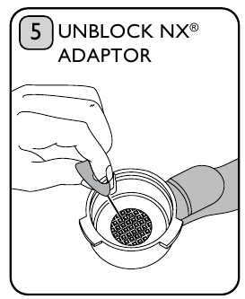 Gebruik de filterpen om de gaten op de NX-adapter te deblokkeren