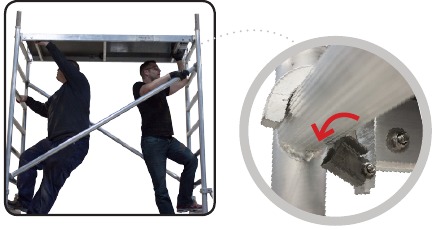 Het eerste platform op de bovenste sport van de uitbreiding plaatsen