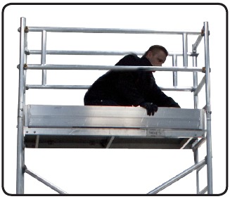 De kantplank op het bovenste platform monteren