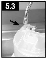 De leidingen van de tank met vuil water schoonmaken