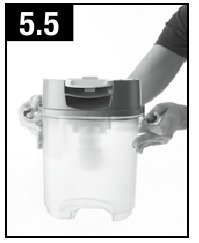 De tank met vuil water terugplaatsen