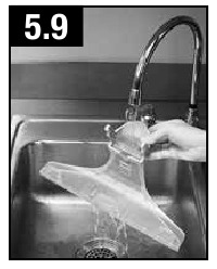 Het mondstuk schoonspoelen