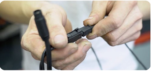 De kabel van de camera aan de voorkant aansluiten