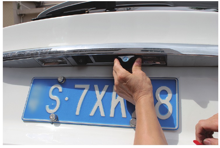 Installatie van de achteruitkijkcamera - Stap 2