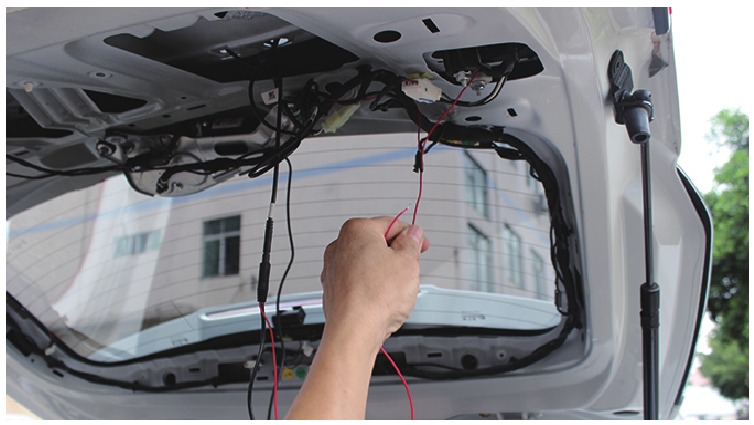 Installatie van de achteruitkijkcamera - Stap 6