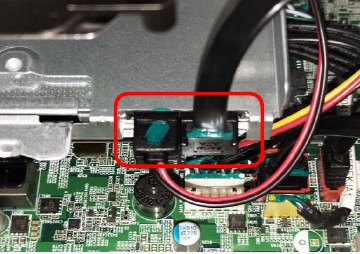 ODD verwijderen - Stap 1 - Koppel de ODD SATA-kabel los
