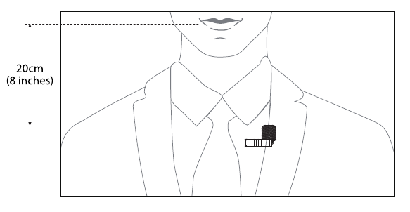 De microfoon op uw kleding bevestigen