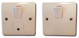 Zorg ervoor dat BEIDE elektrische voedingen naast de verwarming zijn ingeschakeld. Als ze allebei aan staan, boek dan een reparatie.
