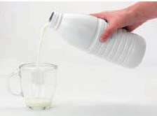 Vul de kop met melk