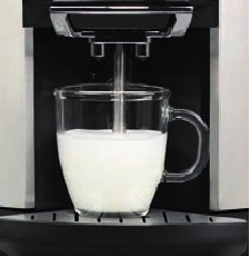 De melk wordt geschuimd