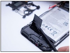 Vouw de zwarte folie aan de onderkant van de batterij
