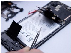 Vouw de batterijcoatingfolie aan de zijkant van de batterij