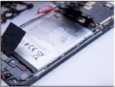 Pas op dat u de batterij niet doorboort met scherpe gereedschappen