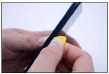 Schuif de openingstool langs de andere kant van de telefoon