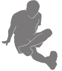 Persoon die zittende figuur vier uitvoert.