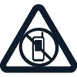 Iemand die een mobiel apparaat vasthoudt op een plaats waar het gebruik ervan beperkt is.
