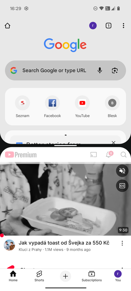 Een screenshot van het Nothing Phone-scherm met twee verschillende applicaties die tegelijkertijd in split-screen modus draaien.